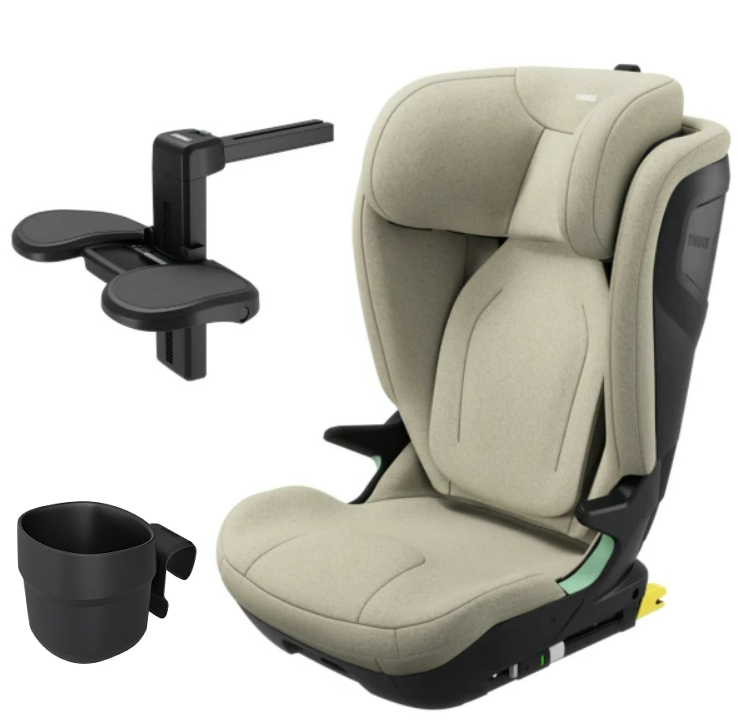 Beiger Kindersitz mit Fußstütze und Becherhalter daneben