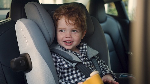 Kind in Nuna Sitz im Auto Kind in Nuna Sitz im Auto