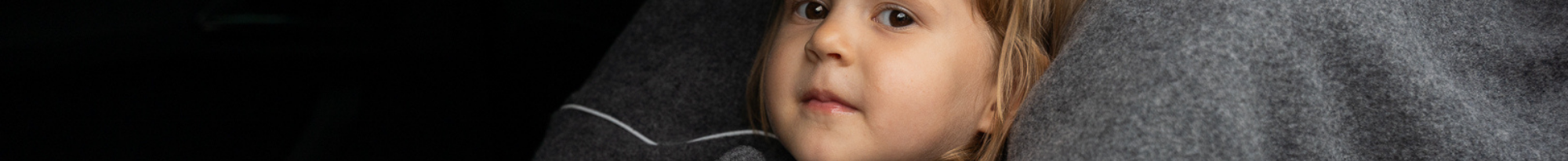 Kind im Kindersitz in warmer Decke Kind im Kindersitz in warmer Decke