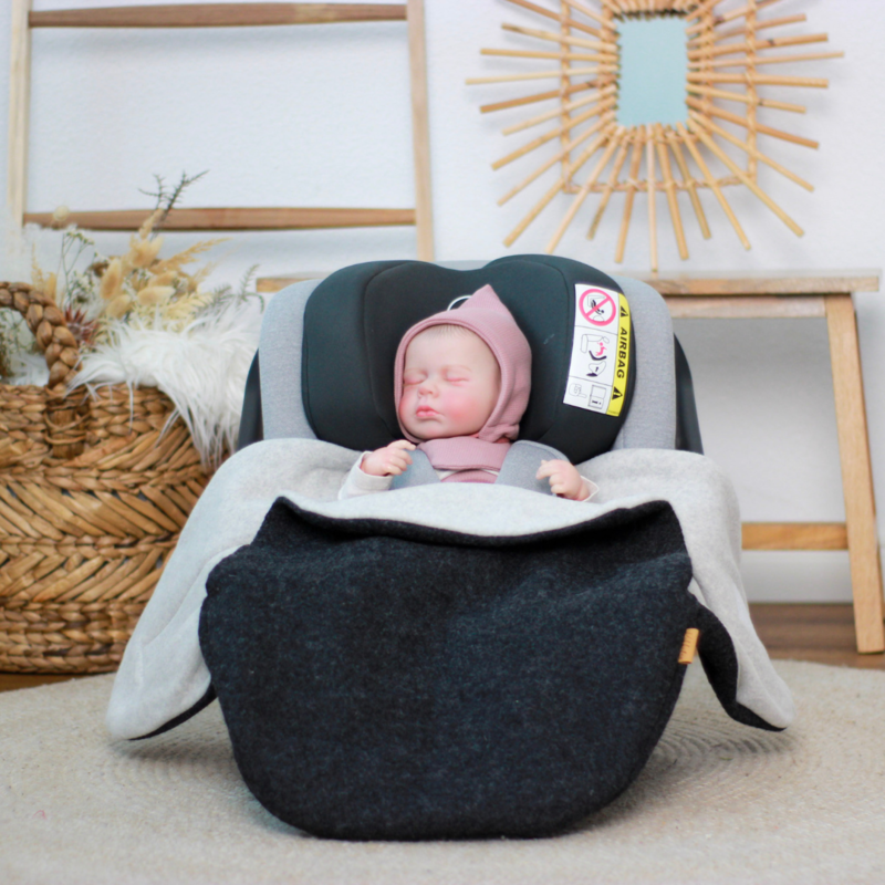 Babypuppe in Kikkifax Einschlagdecke für die Babyschale