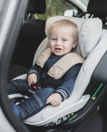 Kind im Kindersitz im Auto Kind im Kindersitz im Auto