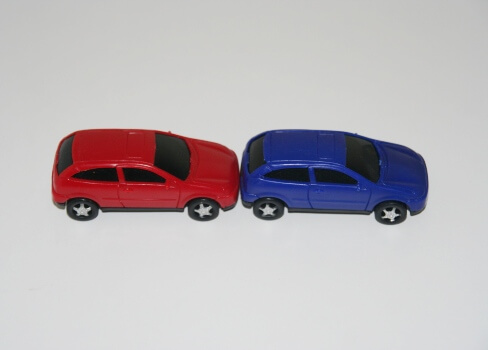 Heckaufprall mit Spielzeugautos nachgestellt Heckaufprall mit Spielzeugautos nachgestellt