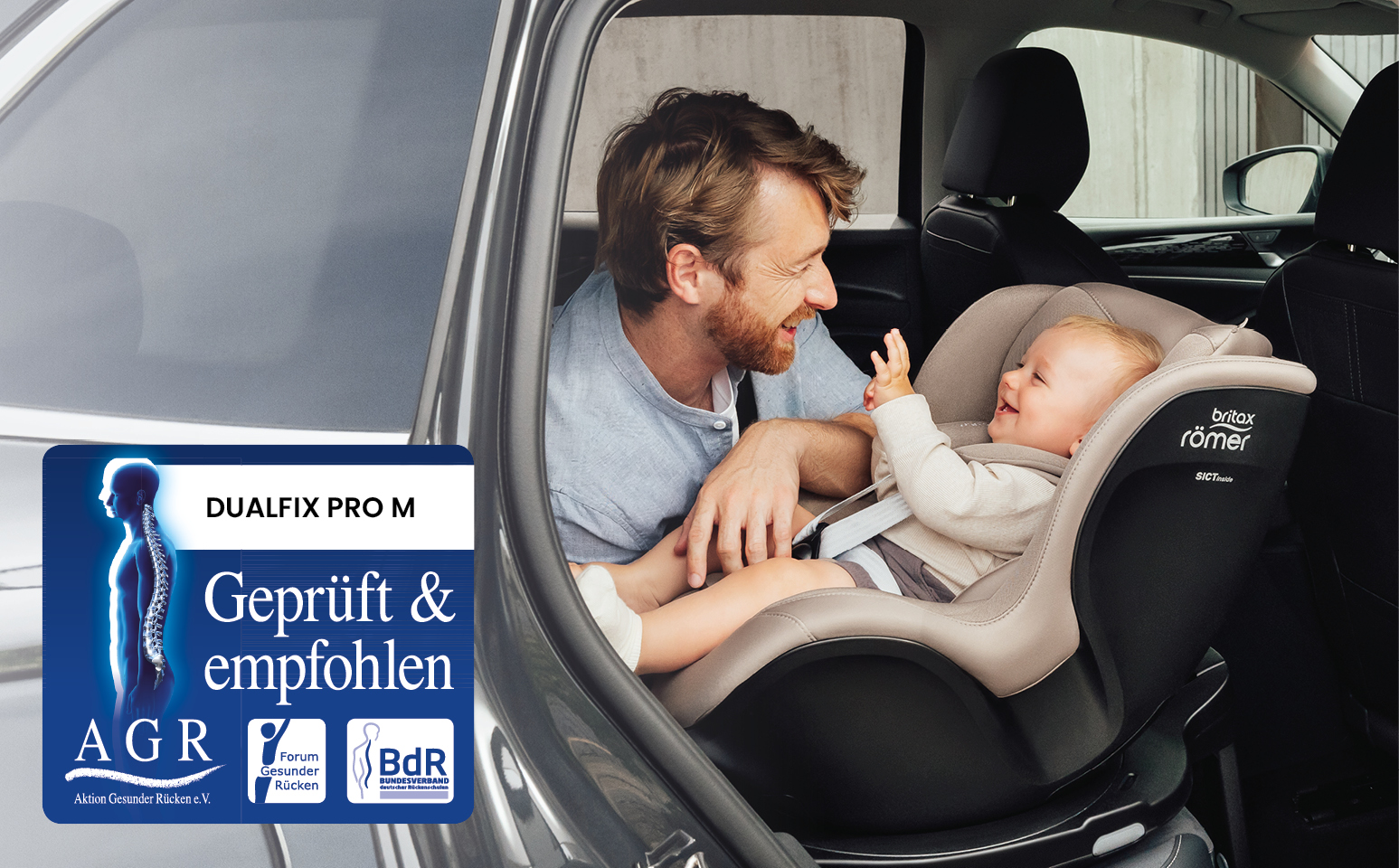 Kind im Kindersitz mitsamt Logo der Auszeichnung AGR