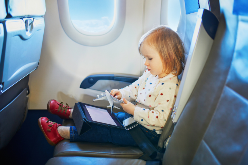 Fliegen mit Kindern: alles, was du wissen musst! Kind im Flugzeug
