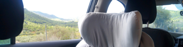 Kindersitz im Auto mit schönem Ausblick aus dem Fenster Kindersitz im Auto mit schönem Ausblick aus dem Fenster