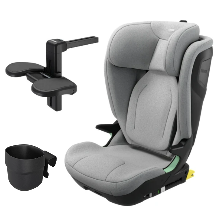 Grauer Kindersitz mit Fußstütze und Becherhalter daneben