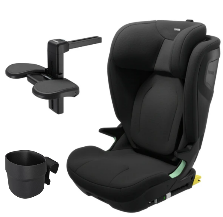 Schwarzer Kindersitz mit Fußstütze und Becherhalter daneben