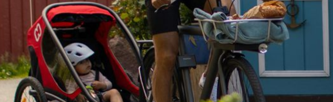 Kind im Fahrradanhänger Kind im Fahrradanhänger