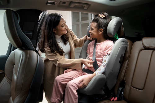 Reha-Autositze für Kinder mit Handicap im Urlaub Kind in Nuna Sitz im Auto