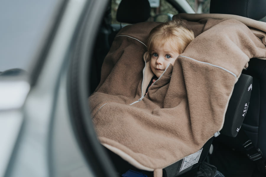 Patulove Brave Bear Poncho mit Kind im Auto Patulove Brave Bear Poncho mit Kind im Auto