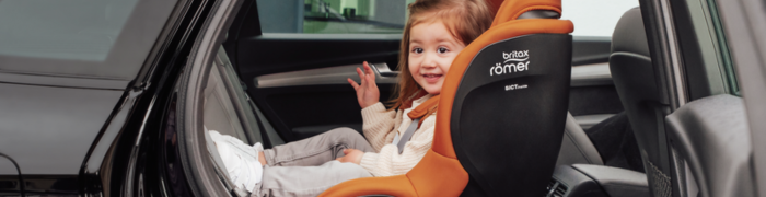 Kind im Reboarder im Auto Kind im Reboarder im Auto