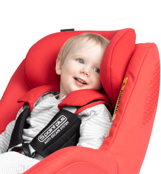 Kind sitzt im Kindersitz mit dem 5-point-plus system angeschnallt Kind sitzt im Kindersitz mit dem 5-point-plus system angeschnallt