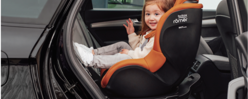 Der schwedische Plustest Kind im Reboarder im Auto