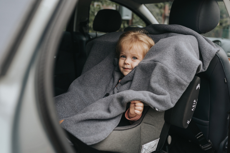 Patulove Basic Poncho Graphit mit Kind im Auto Patulove Basic Poncho Graphit mit Kind im Auto