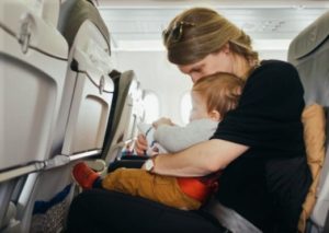 Baby mit Mutter im Flugzeug Baby mit Mutter im Flugzeug
