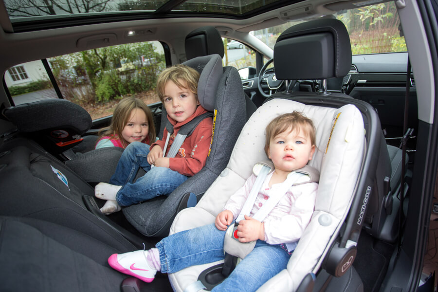 Aktion „3 Kindersitze in einem Auto“ – ein Fazit Drei Kindersitze nebeneinander auf einer Autorückbank