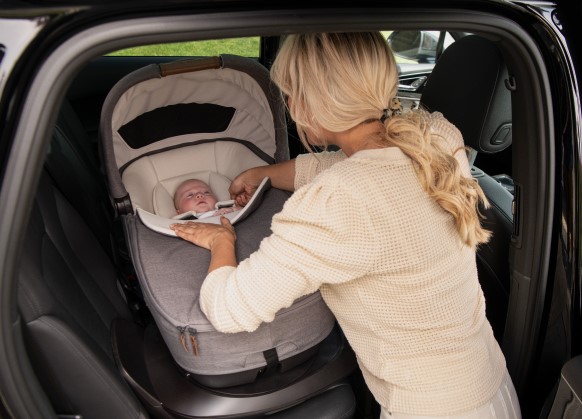 Nuna Cari next Caviar Babywanne im Auto Nuna Cari next Caviar Babywanne im Auto