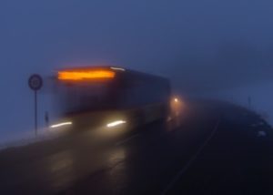 Bus auf Straße im dunklen Bus auf Straße im dunklen