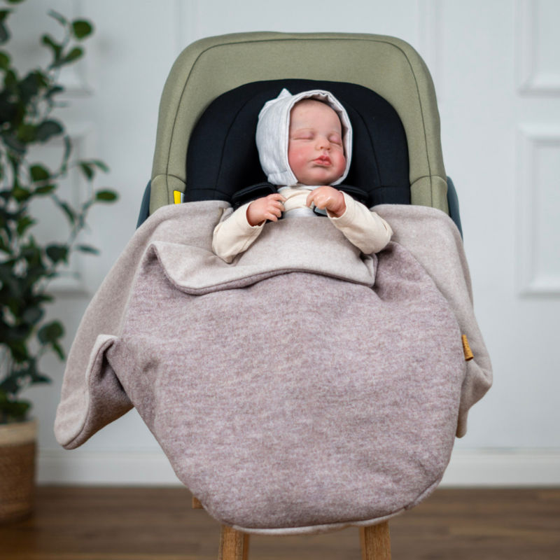 Babypuppe in Kikkifax Einschlagdecke für die Babyschale