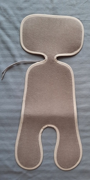Draufsicht einer Antischwitzauflage von Aircuddle für Babyschalen in Farbe Earth